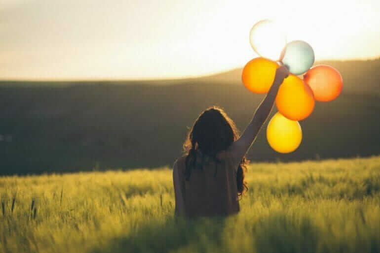11 façons simples de créer de la joie dans votre vie unknown person holding balloons outdoors