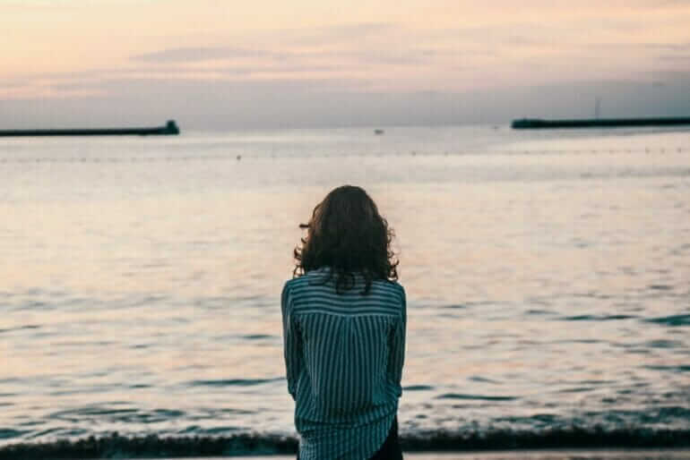 Pourquoi de mauvaises choses arrivent-elles aux bonnes personnes ? woman in front ocean water under white sky