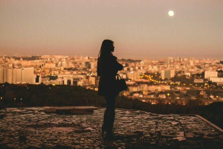 Chaque instant peut être le début de quelque chose silhouette of woman standing during golden hour photography