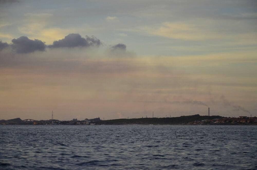1600px-cloud_formation_from_refinery_in_curacao-5126030