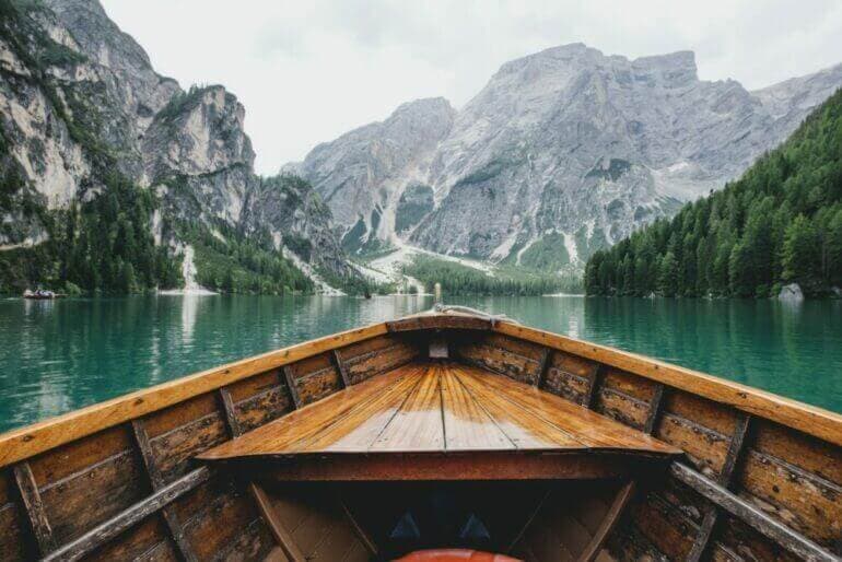 Le succès est un voyage brown wooden boat moving towards the mountain