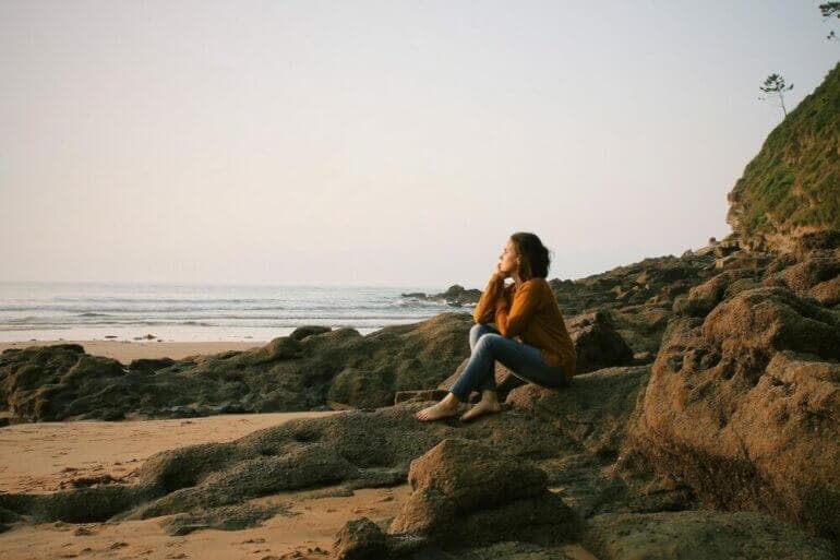 Traitez-vous avec respect woman sitting near sea during daytime