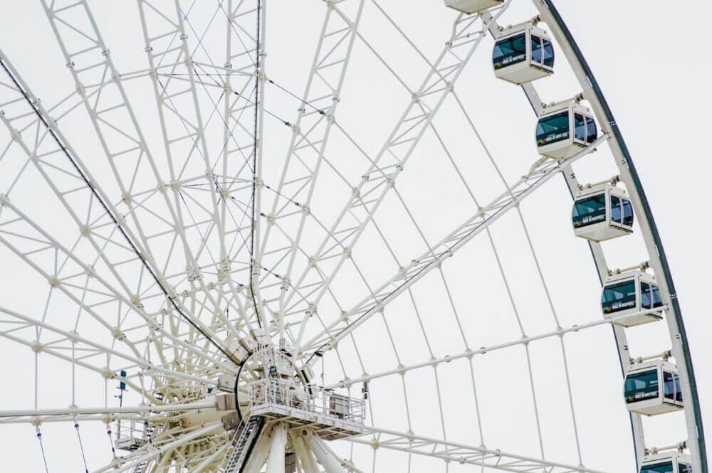 white and blue ferris wheel close-up photography