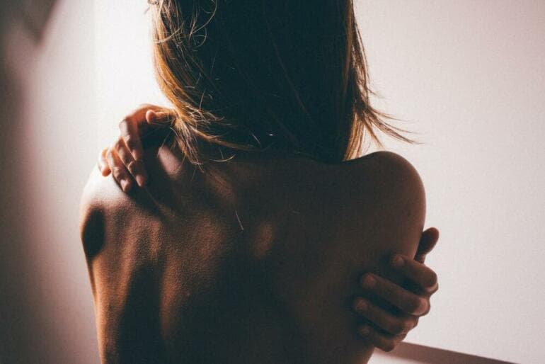 Comment avoir confiance en soi physiquement close photo of woman's back