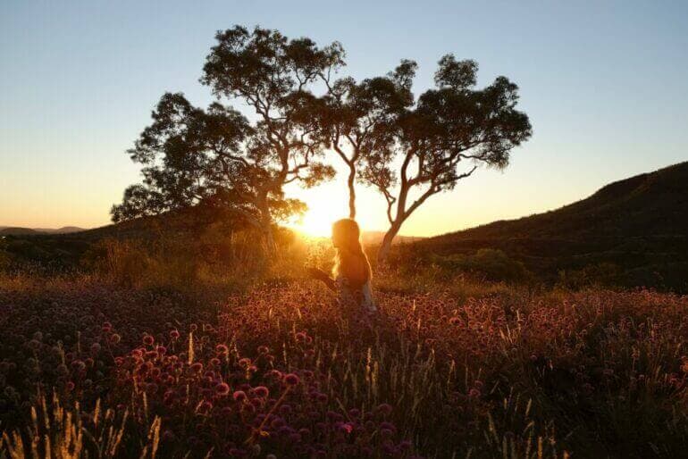Les temps difficiles mettent votre intégrité à l’épreuve woman standing on flowers field near tree at golden hour