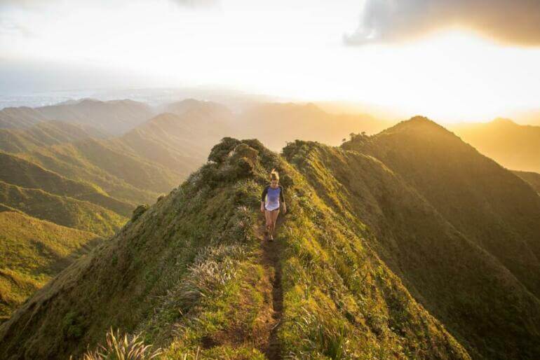 Chacun est sur son propre chemin woman walking on pathway on top of hill at golden hour