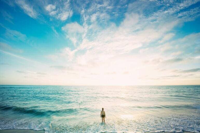 Découvrez le pouvoir de la responsabilité ! woman on sea in front of sun