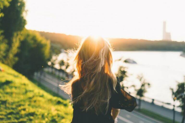 Pardonner l'Inacceptable : Trouver la Paix Intérieure Face à l'Injustice woman sitting while looking at the sunset