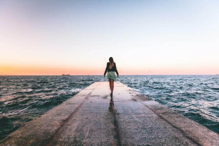 Acceptez ce que vous avez et avancez woman walking near dock wooder during daytime