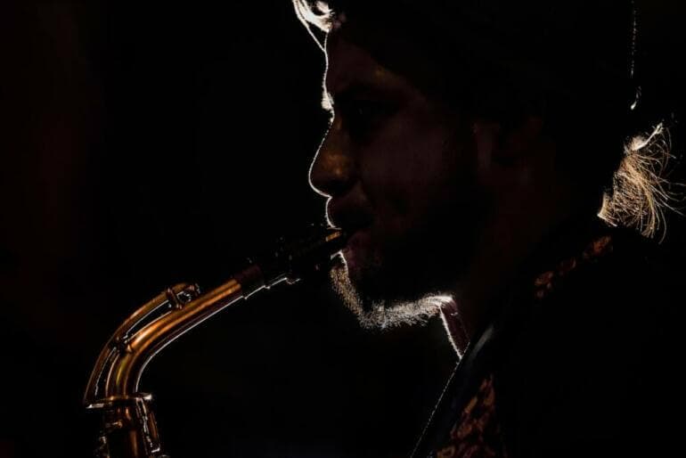Les habitudes des personnes ayant une forte confiance en soi. man in black suit playing saxophone