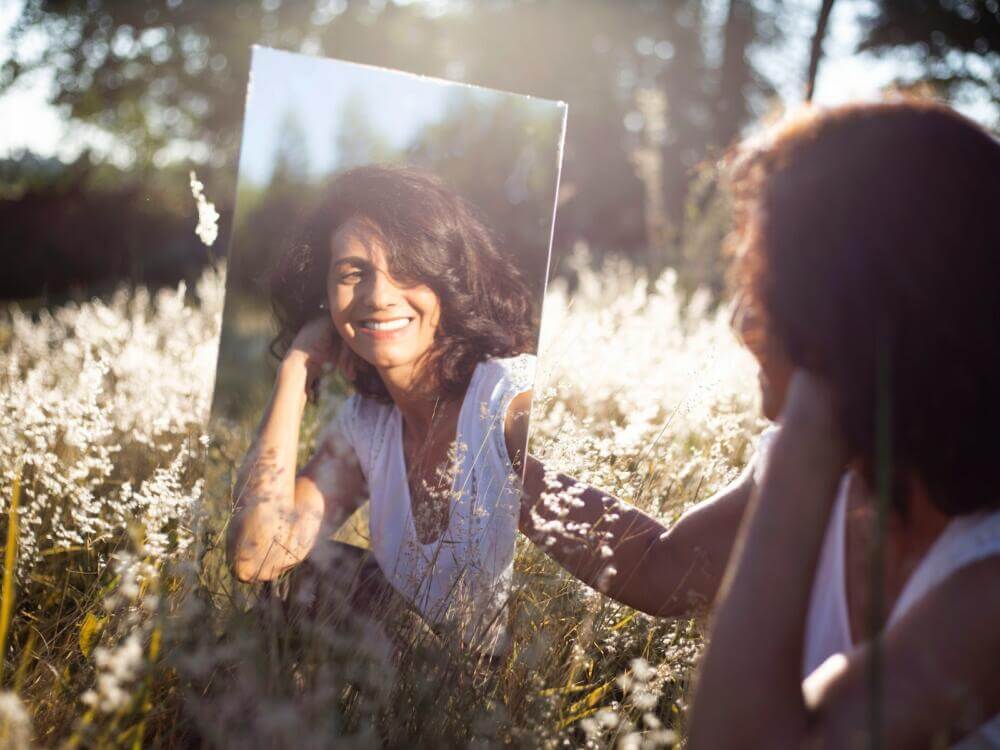 Sortir du doute : comment cultiver la confiance en soi woman in blue and white floral shirt holding her face