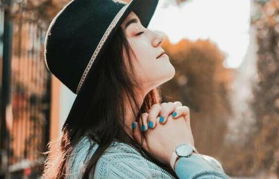 woman in black hat and gray sweater
