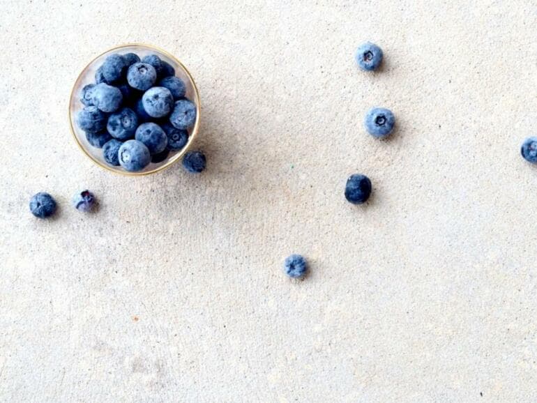 Comment vivre l'essentiel : Astuces pour adopter une vie frugale blueberries in clear glass bowl