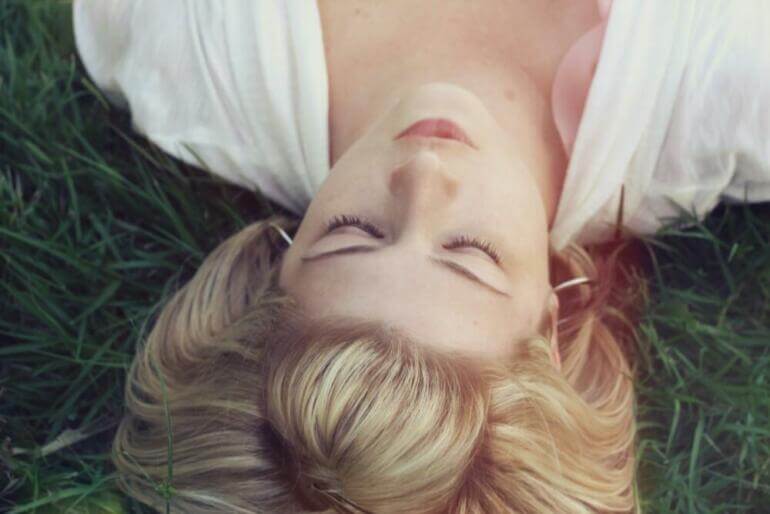 woman lying on green grasses