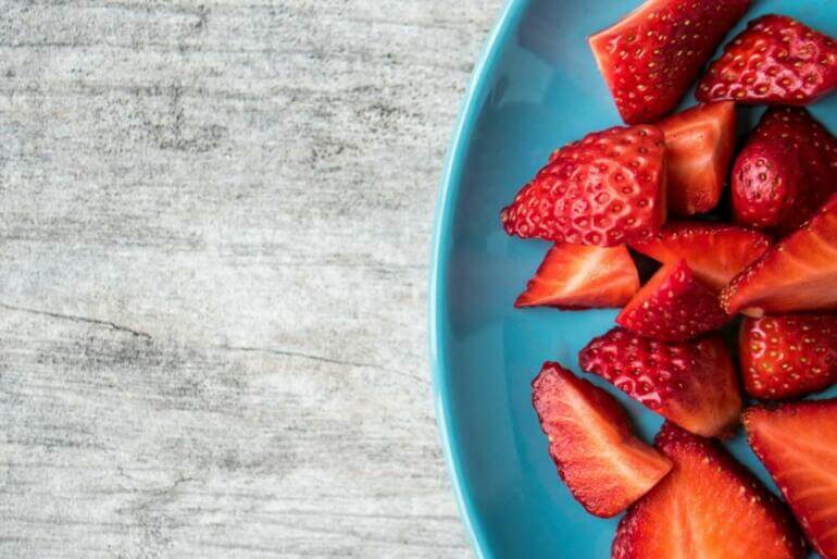 Exercices pratiques pour manger en pleine conscience sliced strawberries on teal ceramic plate