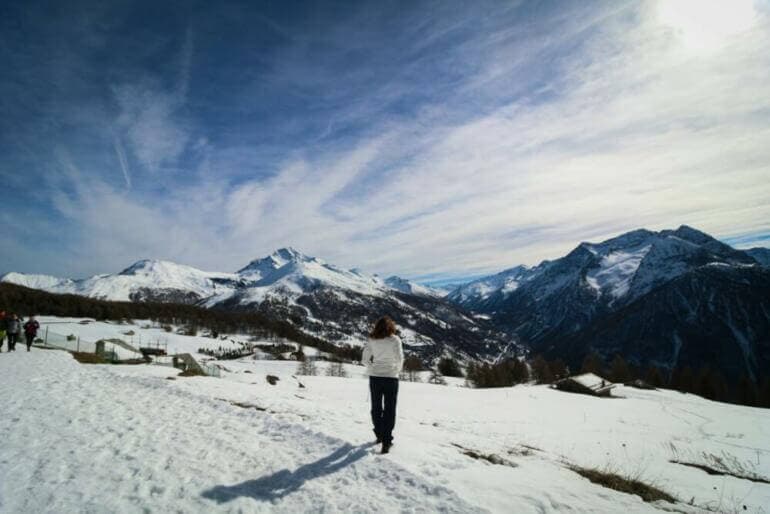 Accepter l'incertitude : Lâcher-prise face à l'avenir a woman standing on top of a snow covered slope