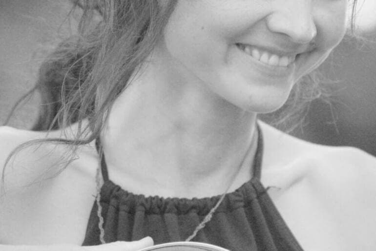 Ne vous inquiétez pas, les autres aussi sont un peu fous woman in black and white stripe tank top
