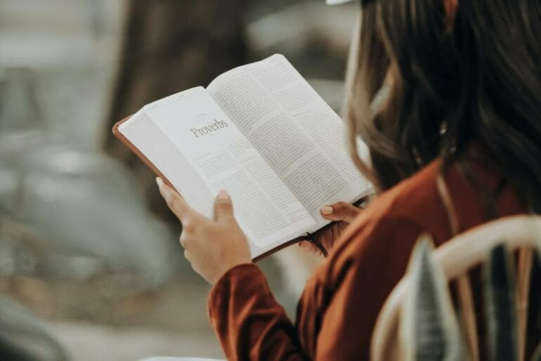 Feeling Is the Secret de Neville Goddard : Le Clé de Vos Désirs Décryptée girl reading book